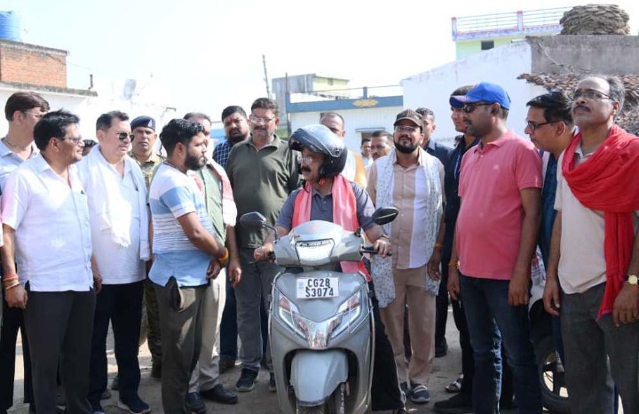 स्कूटी पर निकले उप मुख्यमंत्री श्री अरुण साव, नगर भ्रमण कर विकास कार्यों का लिया जायजा